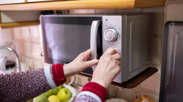 Puterea optimă a cuptorului cu microunde pentru majoritatea gospodăriilor