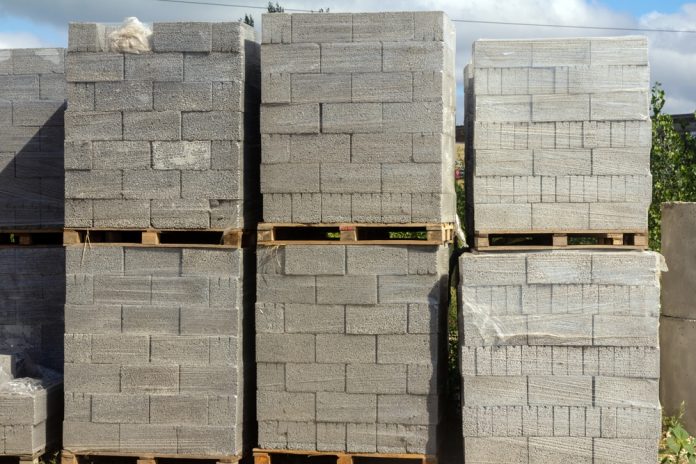Palet cu blocuri de beton aranjate într-o ordine ordonată
