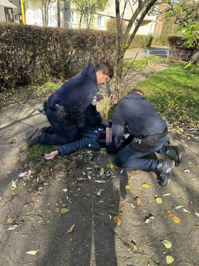 Un cetățean, jandarmi, și un echipaj medical, au salvat viața unui bărbat căzut pe trotuar