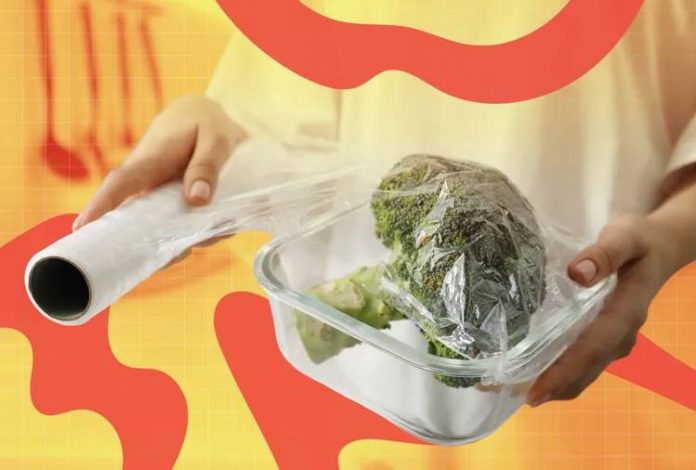 4 moduri în care folosești probabil greșit folia alimentară de plastic