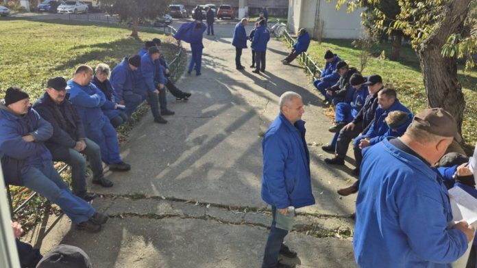 Protestul angajaților de la Fabrica de Pulberi Făgăraș continuă