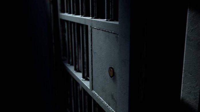 Individ reținut de polițiști pentru că s-a apropiat de tatăl său, încălcând astfel un ordin de protecție