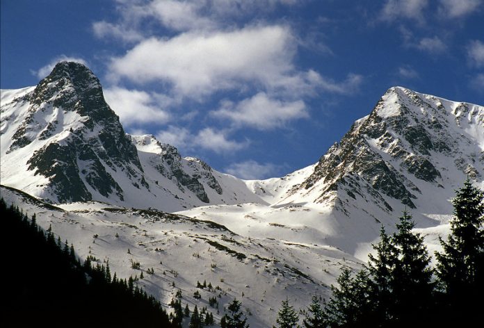 Avertisment al salvamontiştilor pentru Munţii Făgăraş: Nu recomandăm drumeţiile în această perioadă. Posibile avalanşe din cauza topirii zăpezii
