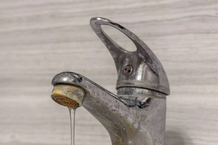 Bicarbonat și lămâie: soluția naturală care îndepărtează calcarul fără frecare