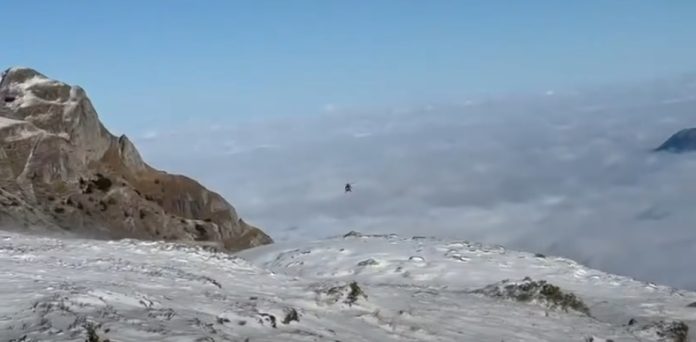 UPDATE / După 17 ore de căutări, salvamontiștii nu au reușit să găsească persoana care a cerut ajutor, în zona Lacului Țigănești. Salvatorii au găsit un rucsac