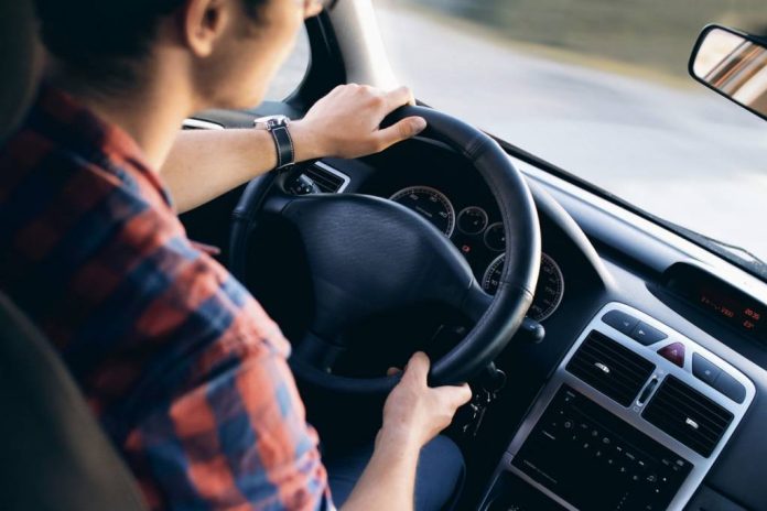 Mașinile puternice, interzise șoferilor începători. Guvernul aprobă restricții pentru primii doi ani de permis 