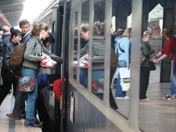 Tarif redus la tren pentru studenţi şi în 2006