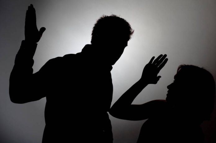 Polițiștii au dispus mai multe măsuri pentru protecția unei femei care a fost agresată fizic de fostul partener