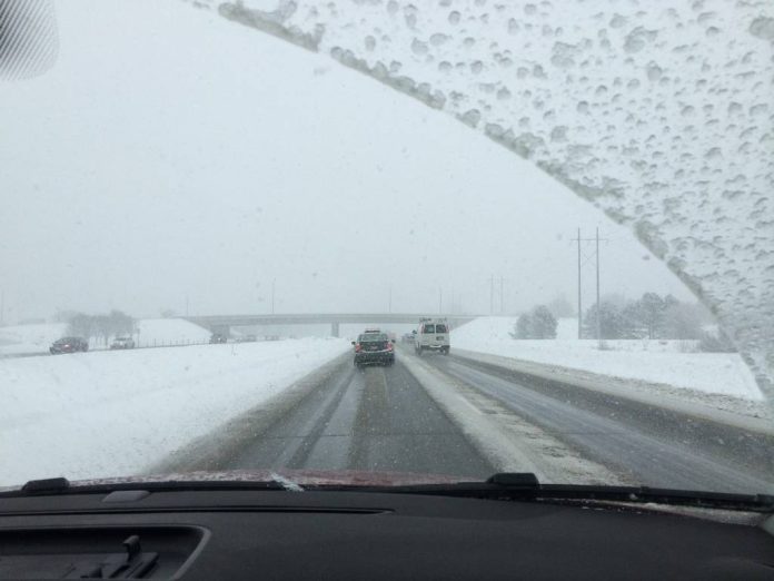 Pentru prevenirea blocajelor în trafic, controale mai stricte pentru mașinile nepregătite pentru iarnă