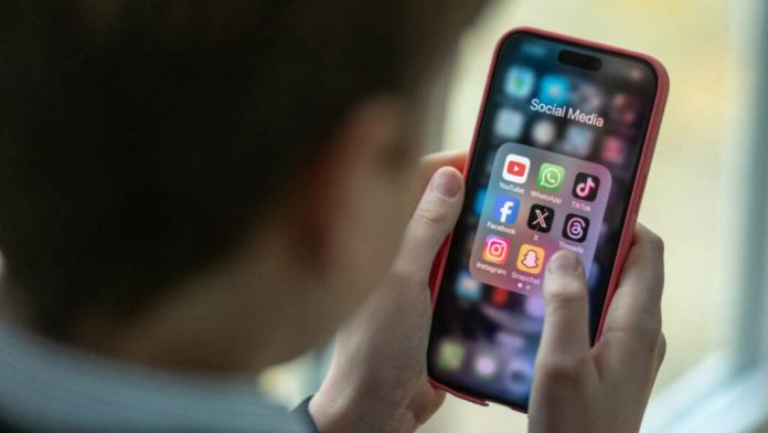YouTube se transformă în rețea socială. Platforma testează Direct Message pe mobil
