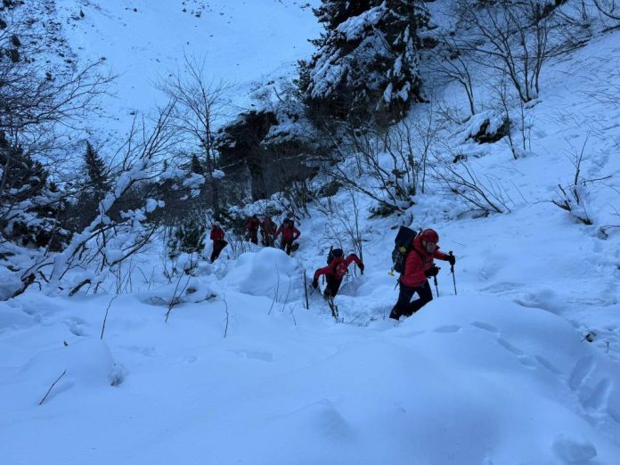 Salvatorii continuă să îl caute pe tânărul dispărut în Munții Bucegi