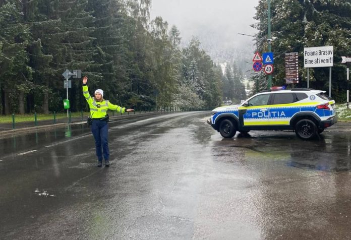 Echipaje ale Poliției Rutiere, în Predeal, între Brașov și Poiana Brașov. Recomandări pentru evitarea blocajelor