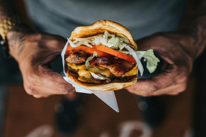 După ce a consumat 10.000 de calorii pe zi: Un influencer de fitness a murit tragic după o provocare extremă
