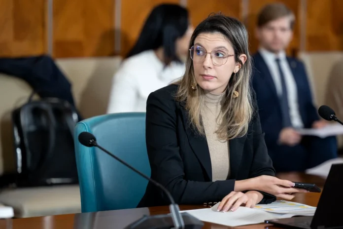 PSD a  votat alături de AUR  moțiunea simplă împotriva ministrei USR Diana Buzoianu 