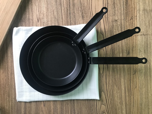 Ghidul complet: Tigăi din inox, antiaderente sau fontă? Proprietăți, utilizări și rețete simple