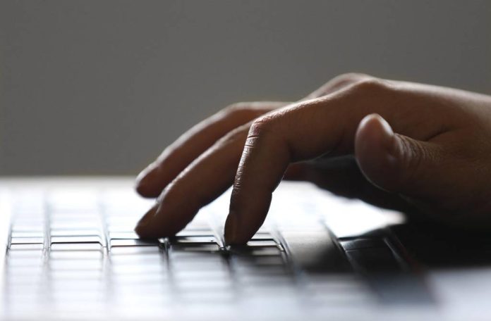 În sezonul concediilor, atacatorii cibernetici profită de aglomerația digitală prin site-uri clonate, anunțuri false, comunicări care par reale