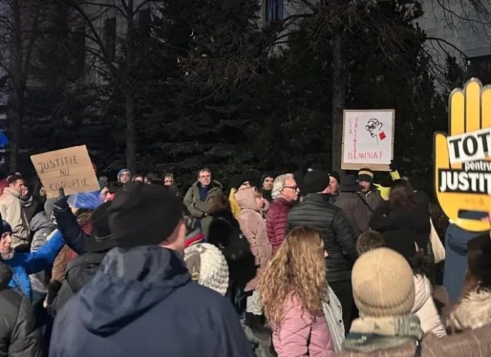 Mii de oameni au protestat și în această seară la București, Brașov și alte orașe față de corupția din Justiție