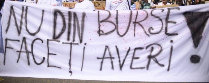 Joi, studenții protestează: „Bursele înapoi, jos austeritatea!”