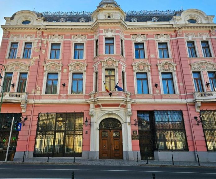Clădirea Agenției BNR Brașov va fi reabilitată, după ce s-au desprins bucăți din tencuială, punând în pericol siguranța trecătorilor