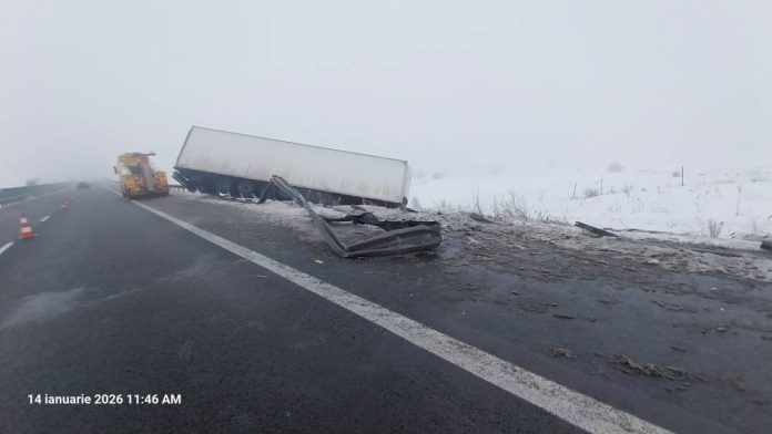 TIR răsturnat pe autostrada A1, în județul Sibiu. Traficul este restricționat