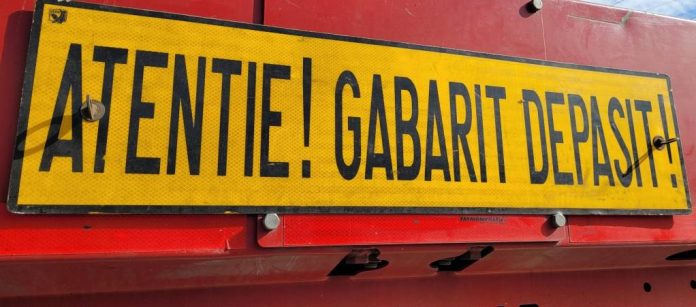 Transporturi agabaritice pe DN1, în județul Sibiu. Vehiculele transportă grinzi pentru realizarea autostrăzii Sibiu – Făgăraș