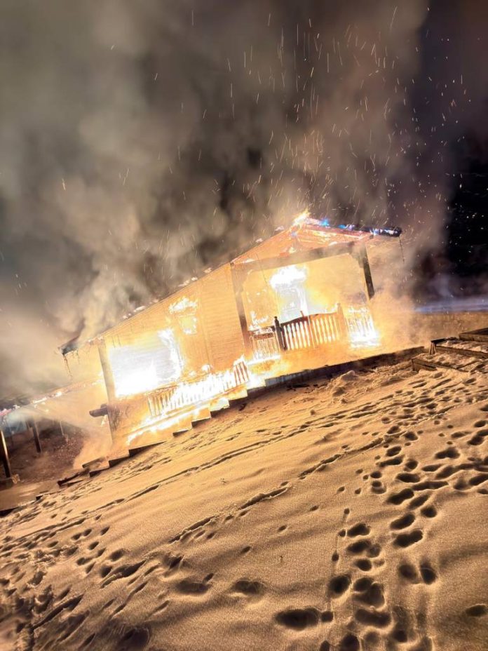 Incendiu izbucnit la o cabană de la Plaiul Foii. Proprietarul cabanei a suferit arsuri la nivelul feței și al membrelor superioare