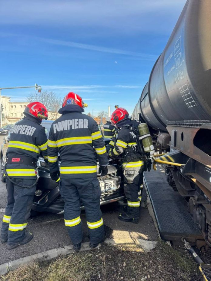 Accident între o garnitură de tren care transporta motorină și un autoturism, în Brașov
