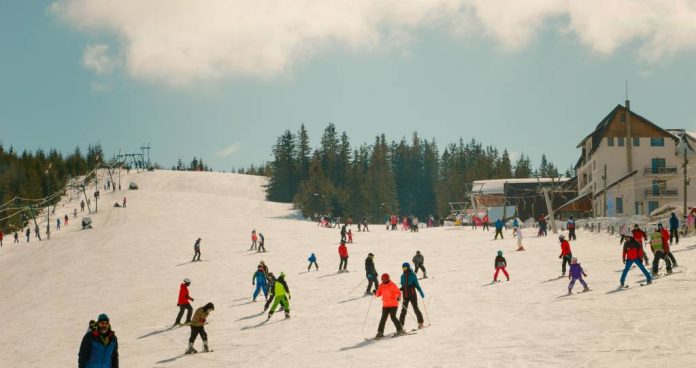 Sezonul de ski 2026: Poiana Brașov și Predeal domină rezervările. Stațiunile mai mici încep să atragă turiștii care vor să evite aglomerația