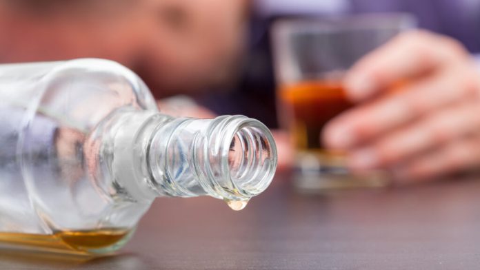 Românii sunt campioni la consumul de alcool. Răpuși și de fumat