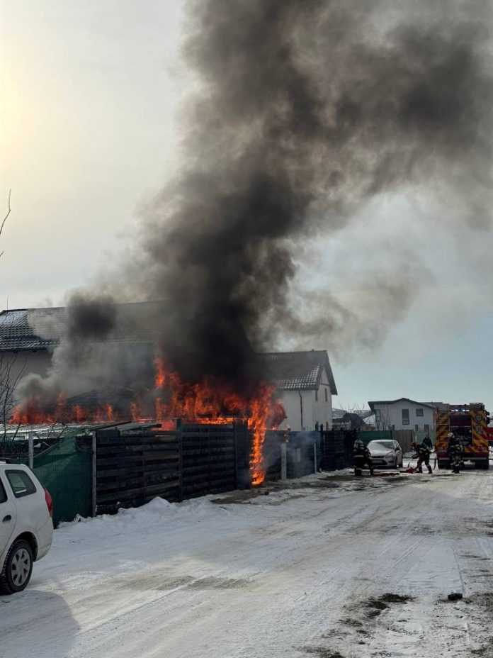 Incendiu la o anexă gospodărească din Sânpetru, care s-ar putea extinde la alte construcții