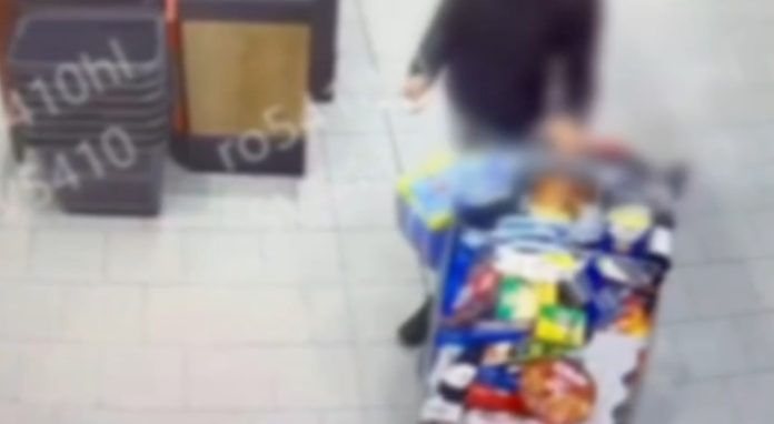 Bon pentru un singur produs, nu pentru toate din cărucior, stratagema folosită de două femei pentru a fura dintr-un magazin (VIDEO)