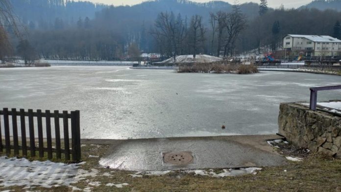 Pericol l Evitați joaca pe gheața Lacului Noua!