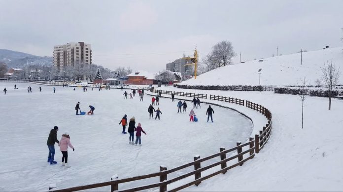 Recomandări pentru distracție în siguranță pe ger: Lacul Noua, bucuria iernii la Brașov