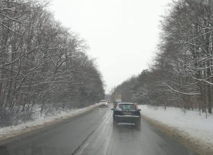 Pe principalele artere rutiere din țară se circulă pe un carosabil umed