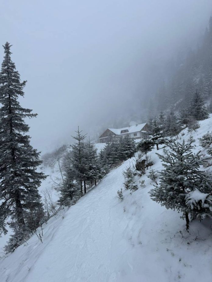 Cod portocaliu de vreme severă în județul Brașov. Salvamontiștii recomandă evitarea deplasărilor în zona montană înaltă