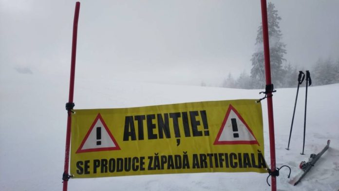 Pe pârtiile din masivul Postăvarul se produce zăpadă artificială