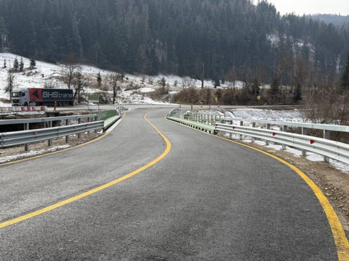 Pe DN1A, între Săcele și Cheia, în zona Brădet, se circulă pe un pod provizoriu