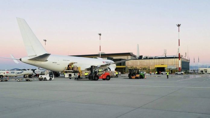 Premieră: Primul zbor cargo civil a aterizat pe Aeroportul Brașov cu 47 tone de marfă