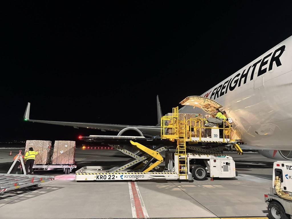Premieră: Primul zbor cargo civil a aterizat pe Aeroportul Brașov cu 47 tone de marfă