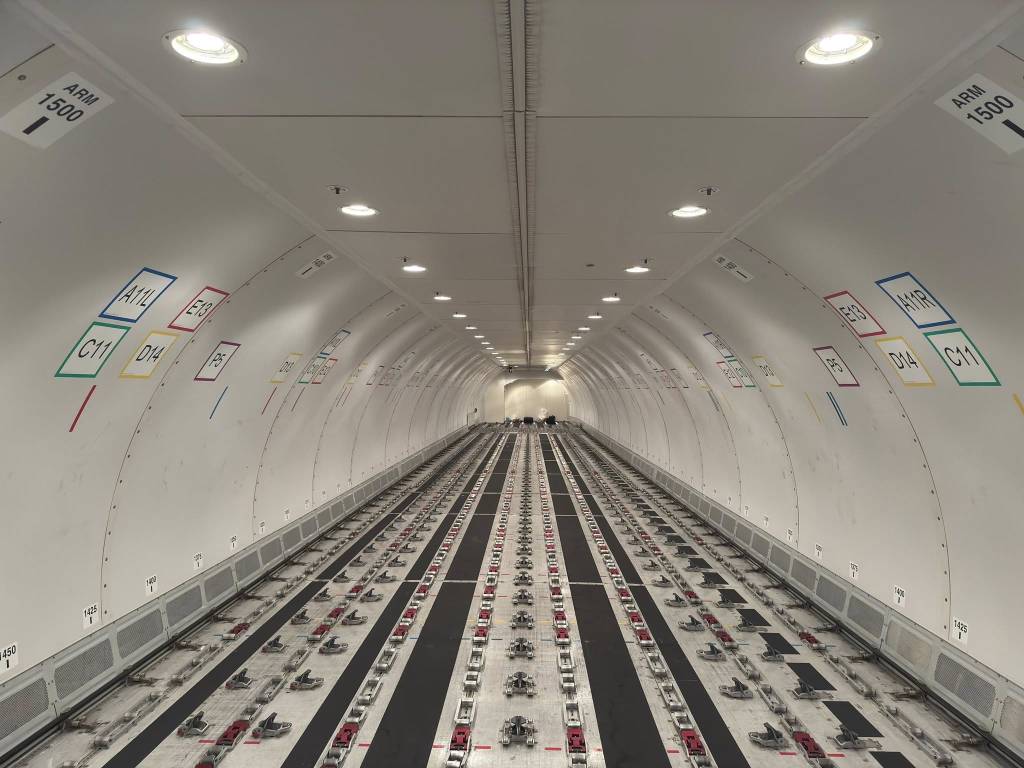 Premieră: Primul zbor cargo civil a aterizat pe Aeroportul Brașov cu 47 tone de marfă