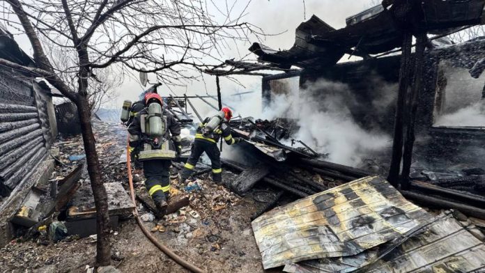 UPDATE/Incendiu la o casă din Săcele: 25 de persoane s-au autoevacuat