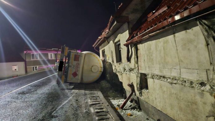 O cisternă încărcată cu gaz s-a răsturnat pe DN1: Intervenție de amploare, risc de explozie, trafic deviat, persoane evacuate, mesaj RO-Alert