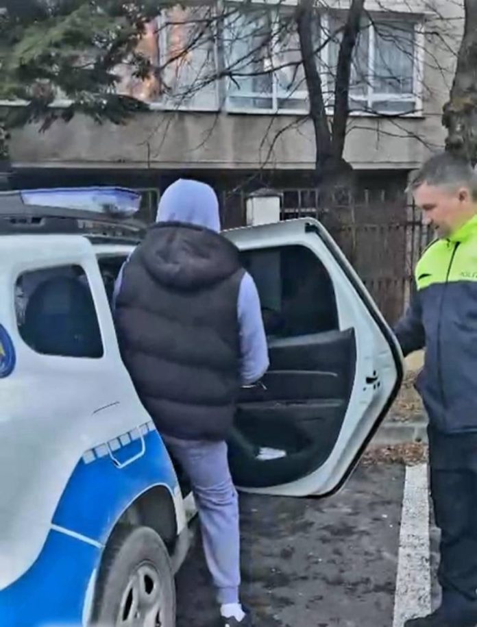 Un conducător auto care avea permisul suspendat a fost arestat, după ce a fost implicat într-un accident rutier, fiind băut și drogat