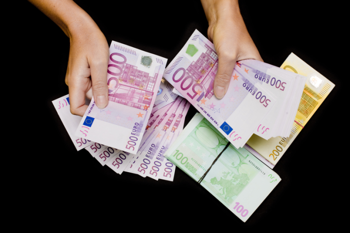 Două femei din Brașov au pus la cale o escrocherie sofisticată și au luat peste 1 milion EUR  