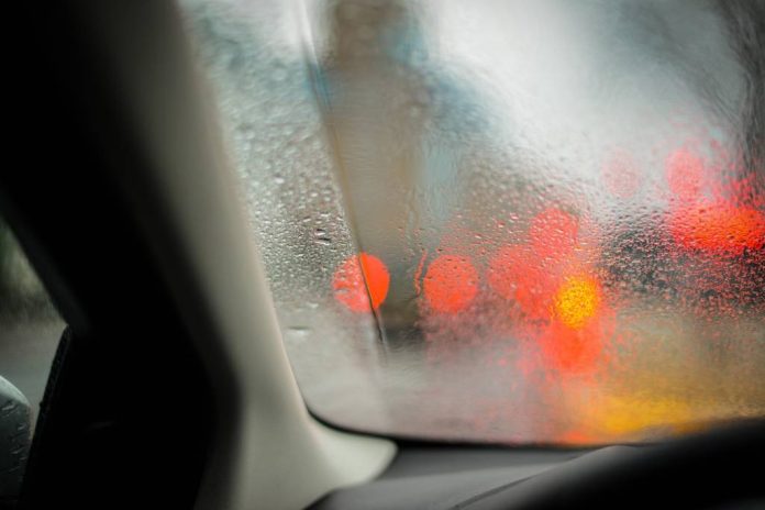 INFOTRAFIC: Ceață și carosabil umed pe mai multe drumuri din țară. Transfăgărășanul, parțial închis până în martie