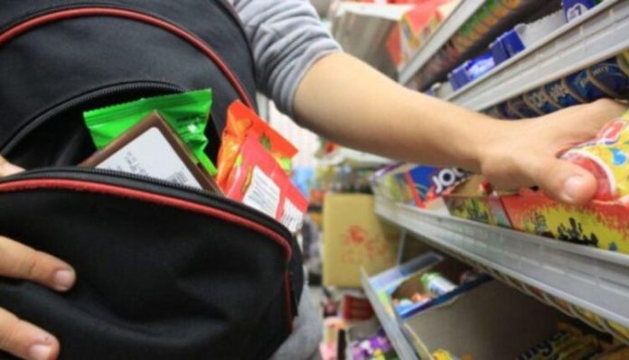 Hoț reținut la Brașov, după ce a furat produse de 1.000 de lei dintr-un magazin de pe Calea București