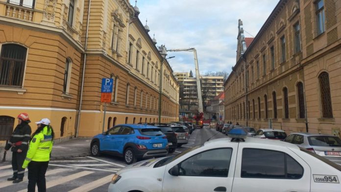 De pe clădirea Primăriei Brașov s-au desprins bucăți de zid