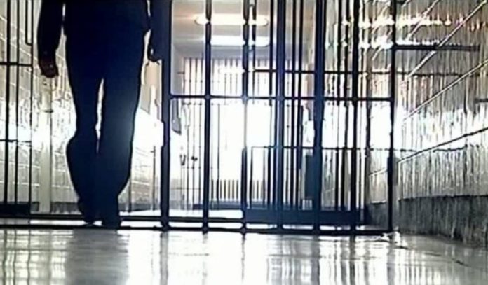 Trei indivizi reținuți de polițiști, în urma unor furturi consecutive dintr-o locuință din Budila