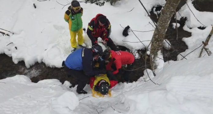 Jandarmii au acordat primul ajutor unui schior accident la Predeal (VIDEO)