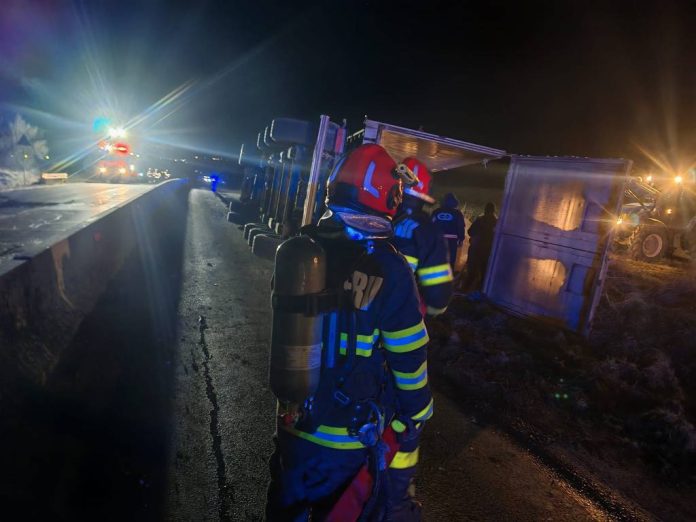 Un autocamion cu 24 de tone de îngrășământ s-a răsturnat pe DN13, la Hoghiz